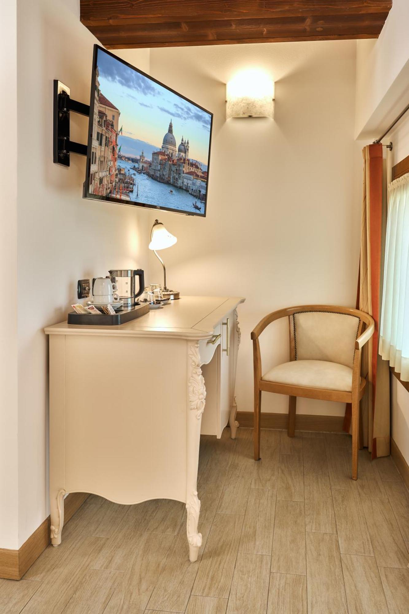 Albergo Antica Corte Marchesini Campagna Lupia Exterior foto